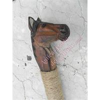 Cavallo in legno con bastone