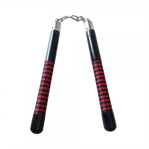 nunchaku-in-legno-rivestito-cotone-rosso-e-nero-catena-e-coperchi-in-metallo