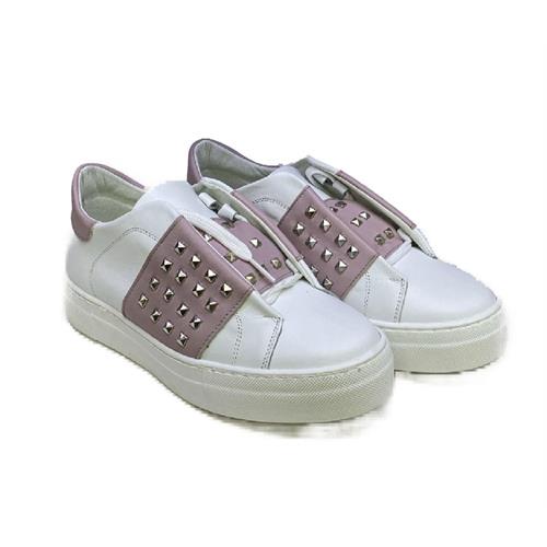sneakers-bianche-con-fascia-rosa-e-borchie
