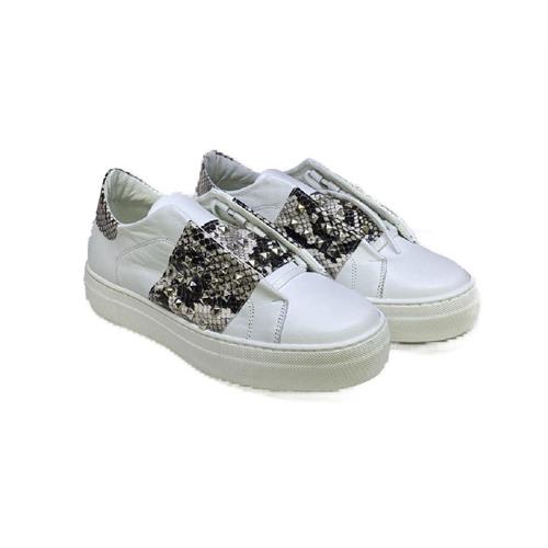sneakers-bianche-con-fascia-effetto-pitone-e-borchie