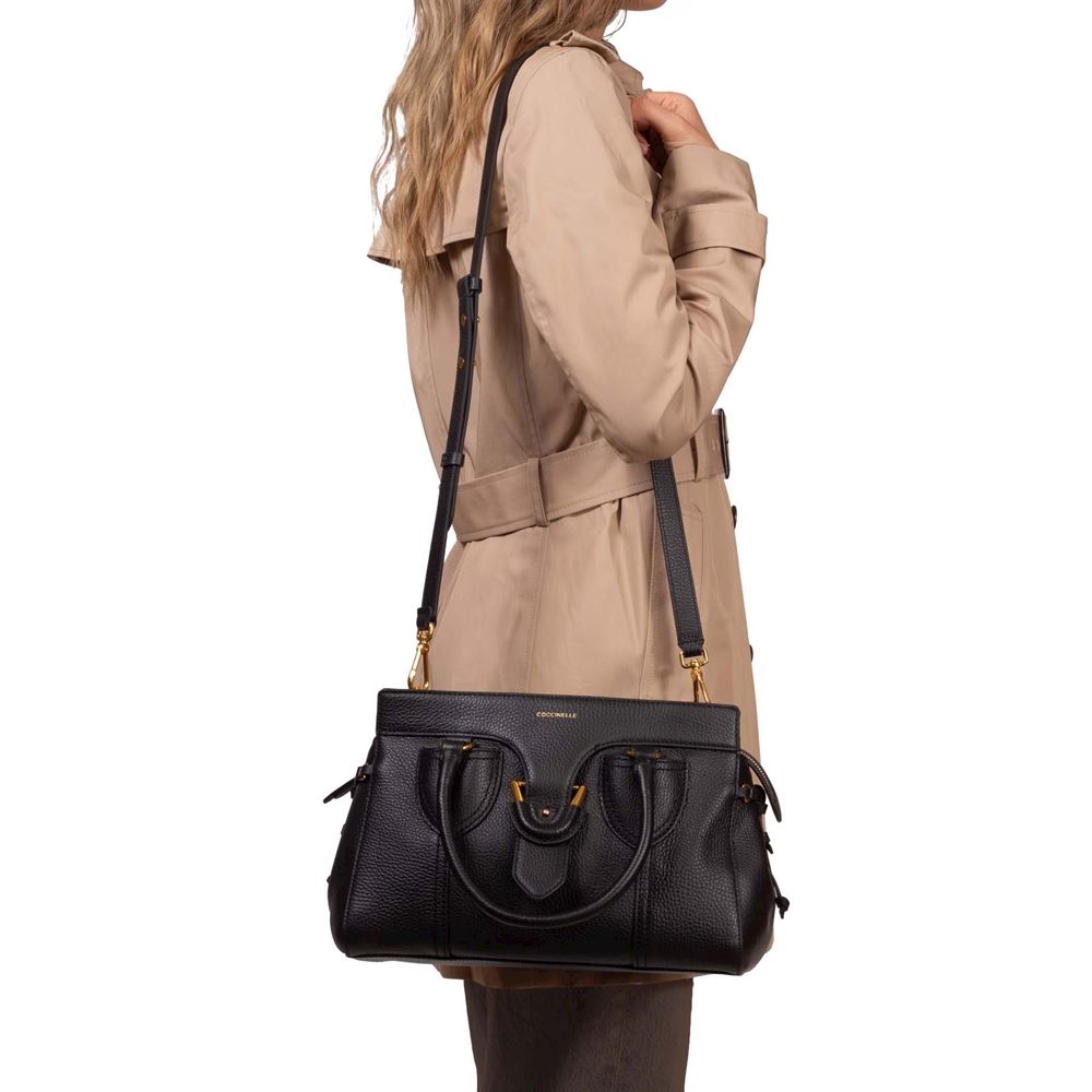 ショルダーバッグ・ポシェット COCCINELLE Woman Shoulder bag Black E1PQR180301 001 COCCINELLE(コチネレ) ショルダーバッグ・ポシェット(レディース